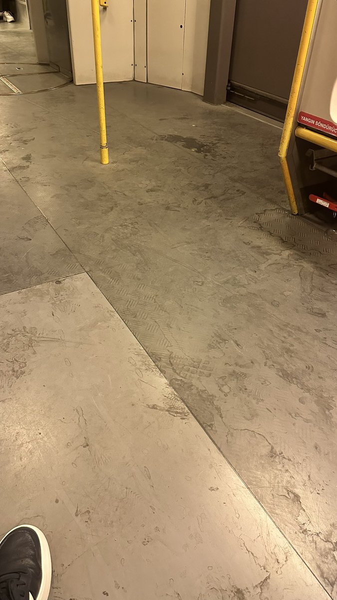 makceli's tweet photo. @izmirhim çağdaş metro istasyonundan bindiğim metro aracının içi bu şekilde pislik içindeydi… Dışıda unu şekilde toz içindeydi… Hatta camına Beni Yıka emojisi bile yapılmış…
Ayrıca İstasyon da tozlu ve pisti… https://t.co/Lcdsxv2Hz6
