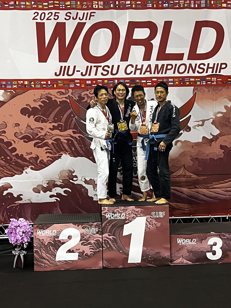 SJJIF WORLD 2025
青帯ライトフェザー級マスター51の部で、何とか優勝することが出来ました。

去年この大会に出場し、初戦敗退をし、今年こそは絶対に優勝するという気持ちで
望んだので、無事勝って、世界タイトルを取ることが出来てホッとしています。