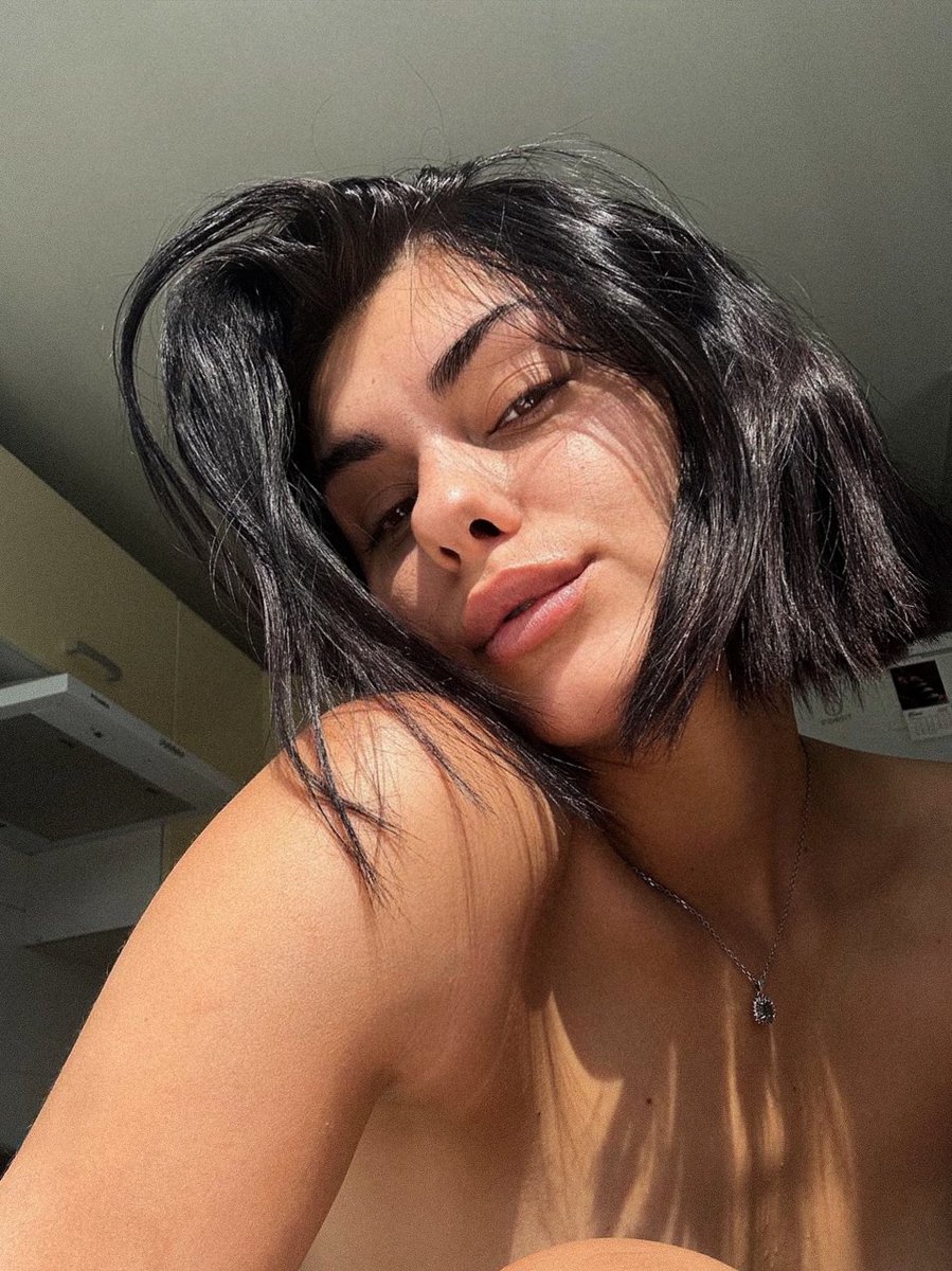 Golden hour vibes… ☀️
No makeup, just me, the sunlight &amp; a little bit of magic. 🌿

#selflove #naturalbeauty #sunlight