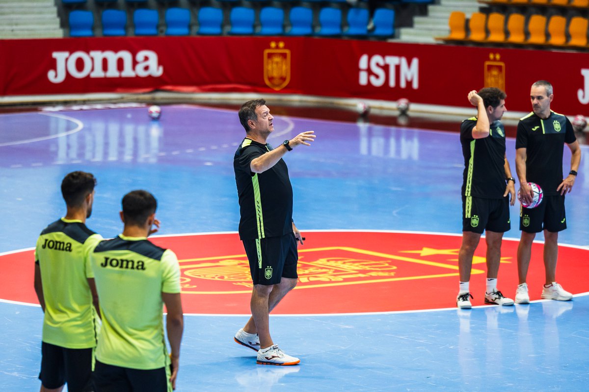 fedfutnavarra's tweet photo. @SEFutbol @SCDRAnaitasuna @RafadelAmoArizu @jvelascotejada @asierllamas @rfef @RiberaNavarraFS @CDXOTA @FutSalRFEF @jorgeaguiovi @deporte_na @gob_na @BaloncestoESP @SEFutbolFem ⚽️ ¡Llegó el día! La @SEFutbol disputa el primero de sus dos amistosos en #Navarra:

🚨 Última oportunidad para hacerte con tu 🎟️

🆚 Armenia

🗓️ HOY
🕘 21:00
🏟️ @SCDRAnaitasuna

https://t.co/K4bRvZ6QKw https://t.co/jaIBac8R9H
