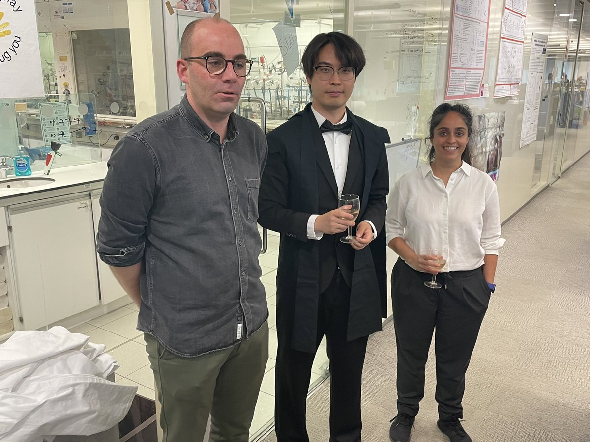 Congratulations JT!
Many congrats to grad student Jianqin Tang for successfully defending his doctoral thesis! Thanks to Mike Cowley &amp; Meera Mehta for doing the honours. Some of JT’s B and Si chemistry attached:

onlinelibrary.wiley.com/doi/full/10.10…

pubs.acs.org/doi/full/10.10…

<a href="/OxfordChemistry/">Oxford Chemistry</a>