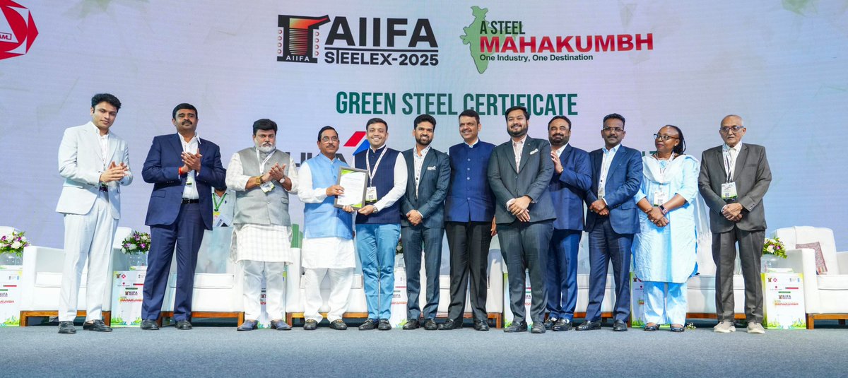 🔸मुख्यमंत्री देवेंद्र फडणवीस यांच्या प्रमुख उपस्थितीत आज केंद्रीय मंत्री प्रल्हाद जोशी यांनी  'एआयआयएफए स्टीलेक्स 2025 - अ स्टील महाकुंभ' कार्यक्रम येथे विविध कंपन्यांना 'ग्रीन स्टील' प्रमाणपत्रांचे वितरण केले.

ग्रीन स्टील प्रमाणपत्र प्राप्त करणाऱ्या कंपन्या :
✅भगवती स्टील