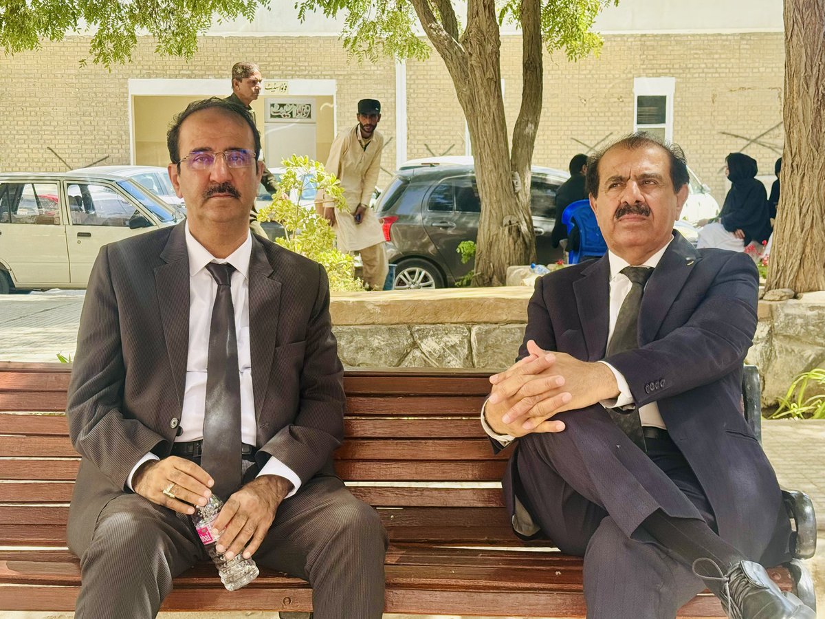 بلوچستان ہائیکورٹ

بی این پی قائد سرداراخترجان مینگل، ساجد ترین ایڈووکیٹ، آغا حسن بلوچ،پارٹی کے متعدد رہنماؤں، ماما قدیر،اقراء بلوچ(مہرنگ کی بہن)اور دیگر کےخلاف دہشت گردی کی ایف آئی آر کامعاملہ، ساجدترین ایڈووکیٹ نےبوگس ایف آئی آر کےخلاف ہائیکورٹ میں کوش منٹ پٹیشن دائرکرنےکافیصلہ