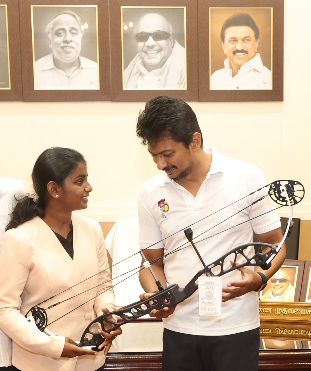 Udhaystalin's tweet photo. வில் வித்தை வீராங்கனை தங்கை கே.எஸ்.வெனிசா ஸ்ரீ சர்வதேச அளவில் பதக்கங்களைக் குவித்து தமிழ்நாட்டுக்குப் பெருமைத் தேடித்தந்து வருகிறார்.

அவரின் வில் வித்தை பயிற்சிக்குத் தேவையான உபகரணத்தை ரூ.4.10 இலட்சம் செலவில் தமிழ்நாடு சாம்பியன்ஸ் அறக்கட்டளை நிதியில் இருந்து இன்று வழங்கினோம். தங்கை 

வெனிஷா ஸ்ரீயின் சாதனைகள் தொடர என் அன்பும், வாழ்த்தும்!

#TNCF @SportsTN_ @Atulyamisraias #JMeghanathaReddyIAS