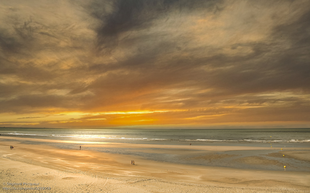 1x_com's tweet image. 'L'incandescence du soir' by Stéphane Pecqueux. 1x.com/photo/3293059/… #landscapephotography #seascape #NorthSea #beach #sea #sand #sunny #people #sunsetphotography