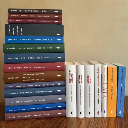 ✂️Promocja✂️
Z okazji premiery książki Gerarda Murnane'a „Równiny” (tł. Tomasz S. Gałązka) do 22 września kupicie klasykę literatury z 30% rabatem.
📚 Po książki papierowe i e-booki zapraszamy do naszej księgarni internetowej i stacjonarnej.
czarne.com.pl/promocje/2025-…