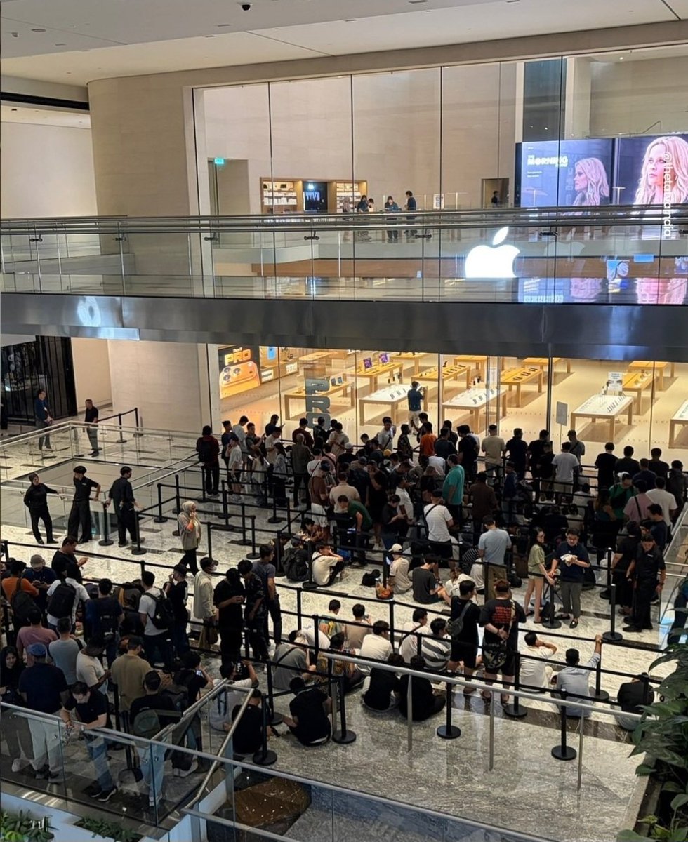 ayushxweb3's tweet image. This queue isn’t for an exam or a job interview. Nope, it’s just a line of people fighting and nail to buy an iPhone 17,
 they can flex ‘Look how rich and cool I am!’

Damnn....