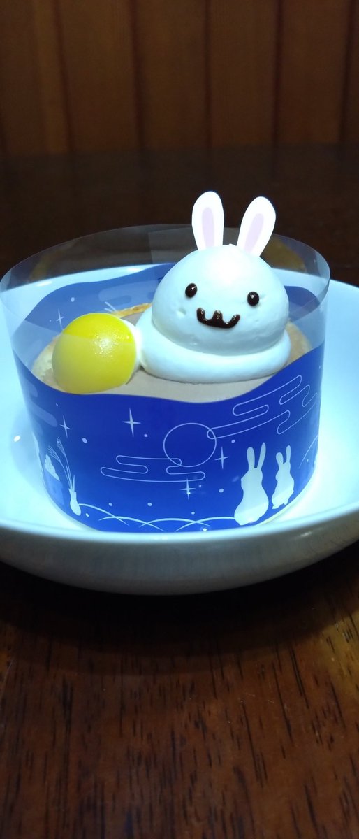 lovelopusagi's tweet photo. 銀座ｺｰｼﾞｰｺｰﾅｰのケーキ
真ん中にｶｽﾀｰﾄﾞ?が入ったｽﾎﾟﾝｼﾞにﾁｮｺｸﾘｰﾑと生ｸﾘｰﾑ
月はﾁｮｺで耳は紙でした
巻いてある青いやつは可愛いので洗ってとっておこう
#うさぎ
#ホーランドロップ https://t.co/hxpj1dOdht