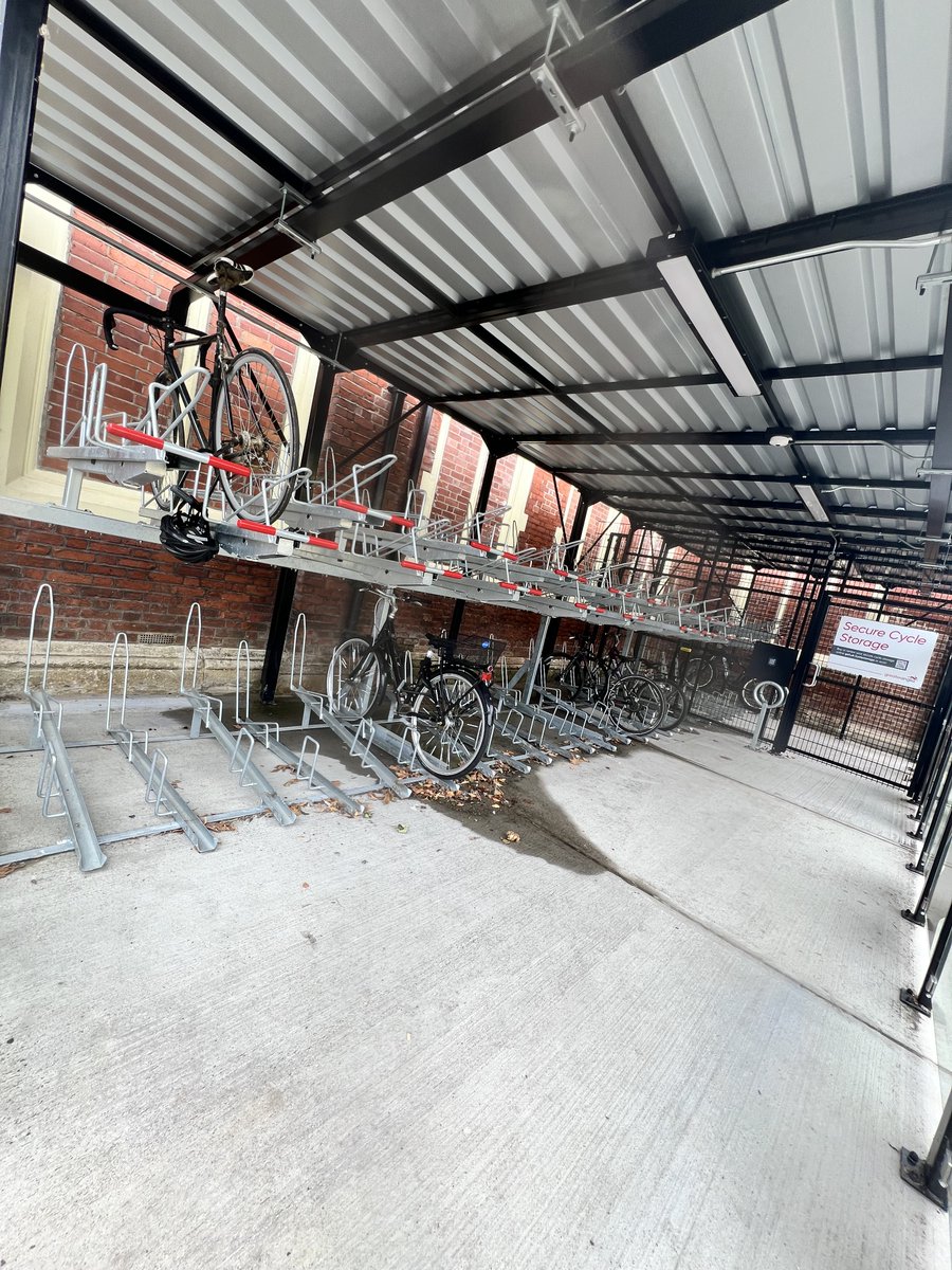 Great visit to Bury St Edmunds yesterday to see their new cycle stand in action - linking cycle trips with public transport 

#suffolk #cycling #publictransport #burystedmunds #trainstation