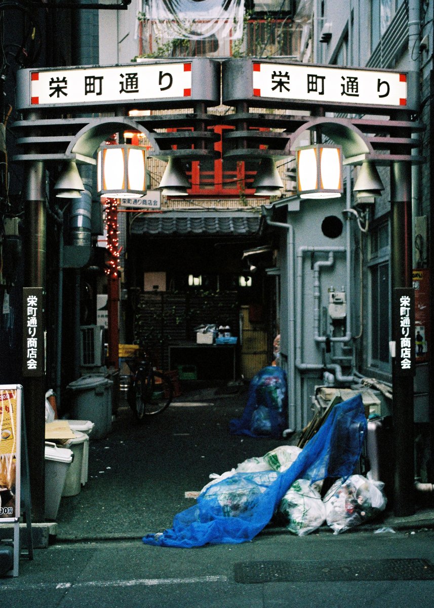 #9613

takeuchiitsuka.com/9613-46448.html

Copyright © Takeuchi Itsuka. All Rights Reserved.

 #フィルム #フィルム写真 #film  #35mm #streetphotography #alley
#back_alley #backstreet