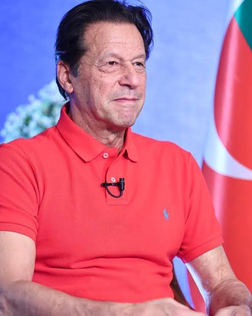 وکلاء کا کہنا تھا کہ آج خان صاحب سرخ رنگ کی شرٹ پہنے ہوئے تھے۔
خان صاحب نے جج سے کہا، میں کسی کی بيعت نہيں کروں گا، ميں مقابلہ کروں گا، سب کا اس نظام کا اس نظام کو چلانے والوں کا۔

تن تنہا نظام کو ٹکر دینے والا مرد مجاہد 🔥