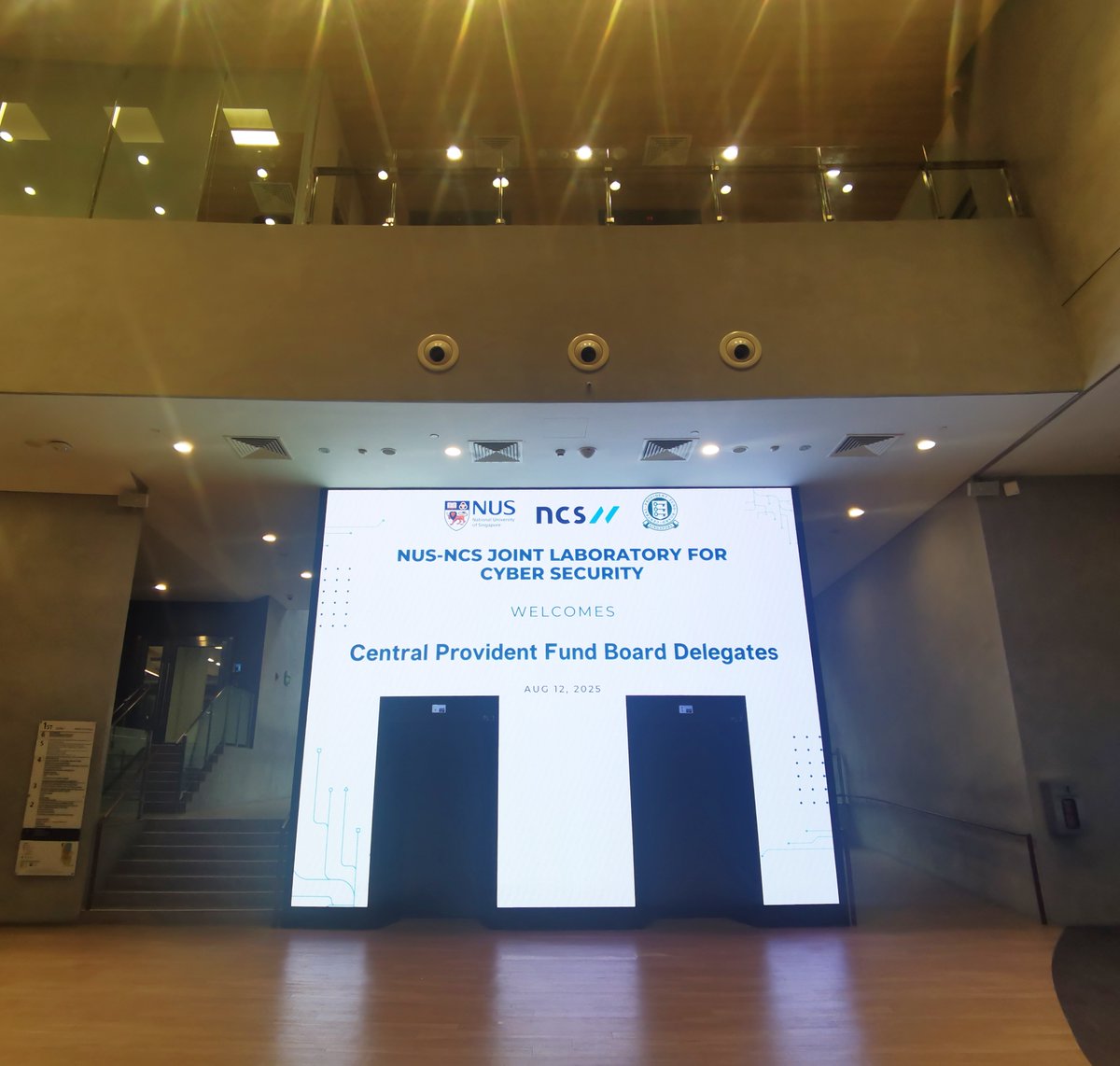 EsdlumenLED's tweet image. 🎓LianTronics Fine Pitch LED Displays Elevate Campus Innovation at the National University of Singapore (NUS)!
Static walls are a thing of the past. Our display has been seamlessly integrated into the architecture, turning an elevator lobby into a vibrant media wall.