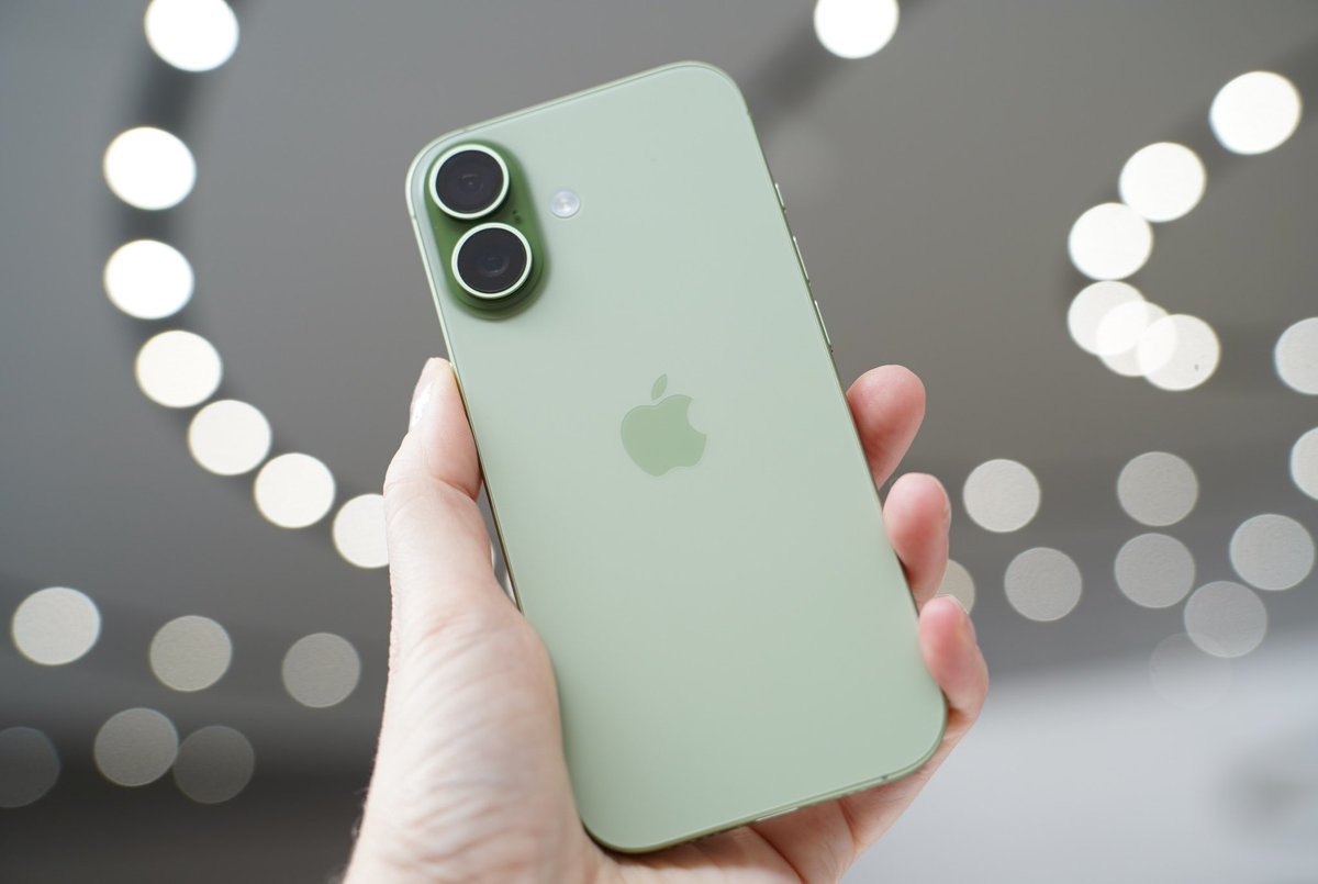 Confused between iPhone 16 Pro &amp; 17 standard? Check this out-

17- USB 2.0❌
16 Pro- USB 3.2✅

17- Enhanced UW camera 😨
16 Pro- Telephoto + UW cam😎

17 - Better Selfie cam 😍
16 Pro - Pro-Raw, Pro-Res, 4k120 😎😎

17 - Light weight ( Aluminium) 🔥
16 Pro - Titanium is Pro🤯