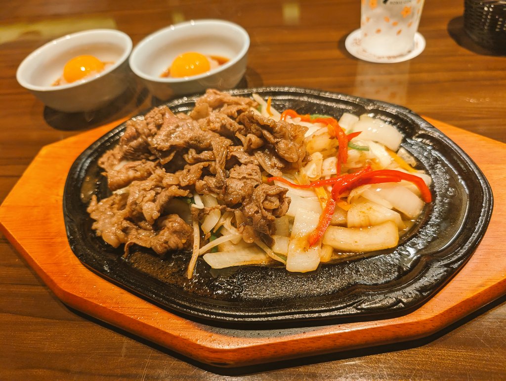 今週もお疲れ様でした。お先にジンゾーダをいただきます。

肉の万世も月見メニューが。予想外のダブル🎑🎑　満足しました。