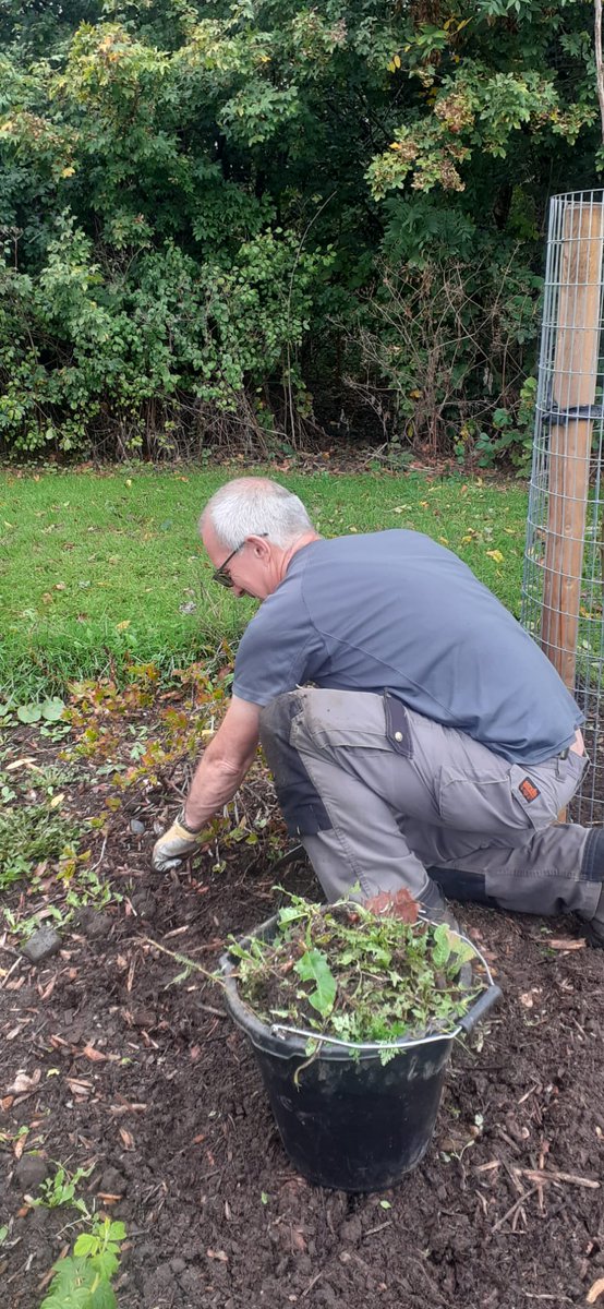 fruitnutvillage's tweet photo. Looking after #SouthernDriveForestGarden #Monyhull yesterday. #GrowTheVillage. @TNLComFund https://t.co/5og7wQWif7