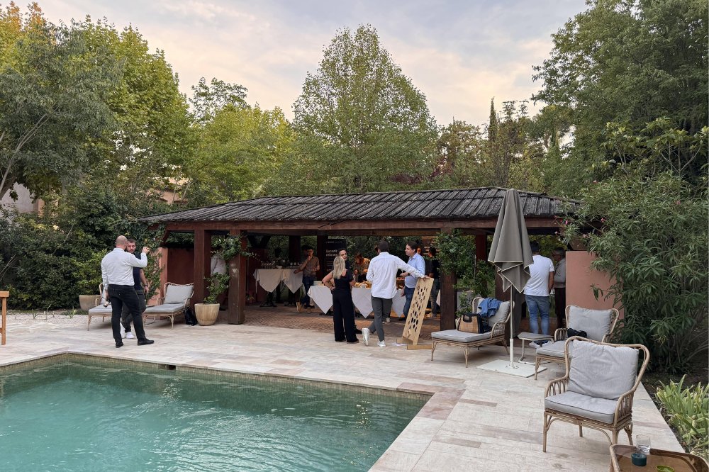 Entre art de vivre provençal et esprit du curling, la soirée d’hier à Aix-en-Provence a offert un cadre unique à nos échanges. 🥌

☀️ Une étape ensoleillée de plus pour nos Apéros Curling, avec à , <a href="/neovad_/">NeoVAD</a> et nos partenaires participants.