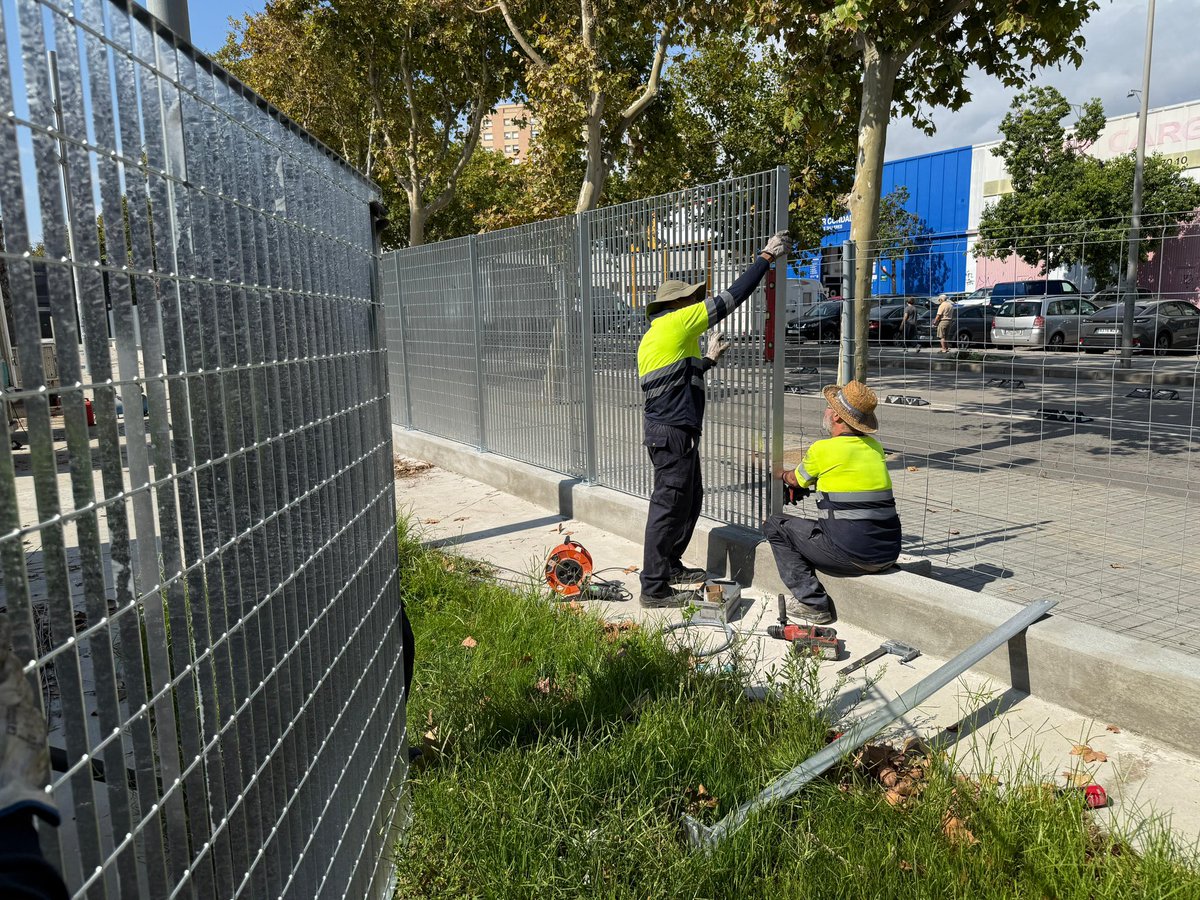 🚧 Seguimos poniendo a punto las instalaciones deportivas de #Badalona: llegan a su fase final las obras de instalación de la nueva valla perimetral del Skate Àgora, una actuación muy necesaria para sustituir la antigua estructura, que se encontraba en mal estado y oxidada por su