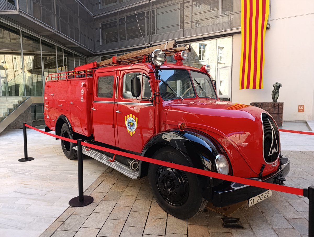🚒A l'#EspaiSantaCaterina de la #gencatGirona podeu visitar la doble exposició: "180 anys dels Bombers de Girona" i "Bombers 40 anys", amb maniquins vestits amb els uniformes d'intervenció, el camió Magirus, un vehicle de servei del 1956...

Teniu temps fins al 15 de novembre!