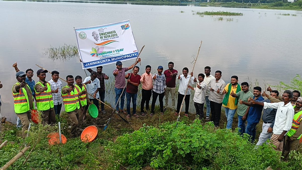 The accumulated garbage and plastic waste were cleared from the area in Naini Cheruvu bund where Vinayaka idols were immersed
#SHS2025 #SwachhataHiSeva2025 #Swachhotsav <a href="/SwachhBharatGov/">Swachh Bharat Urban</a> @SwachhBharat <a href="/MoHUA_India/">Ministry of Housing and Urban Affairs</a> <a href="/MoJSDDWS/">Department of Drinking Water & Sanitation (#DDWS)</a> <a href="/tksreedevi/">TK Sreedevi</a> <a href="/cdmatelangana/">C&DMA</a> <a href="/RoopaMishra77/">Roopa Mishra</a> <a href="/TelanganaCMO/">Telangana CMO</a>
