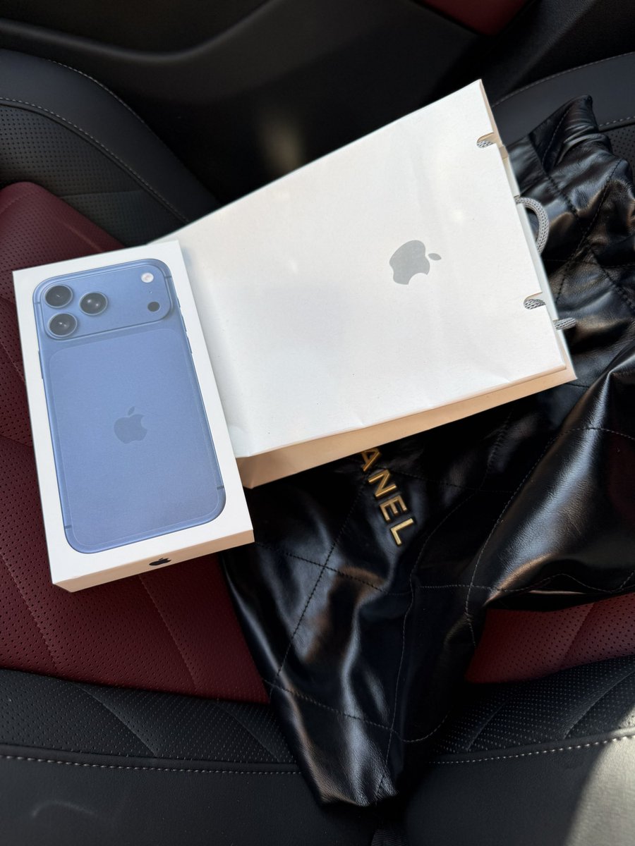 Maxo_L's tweet photo. 我看谁再说深空蓝坏话～#iphone17promax https://t.co/AbTo812Z2W