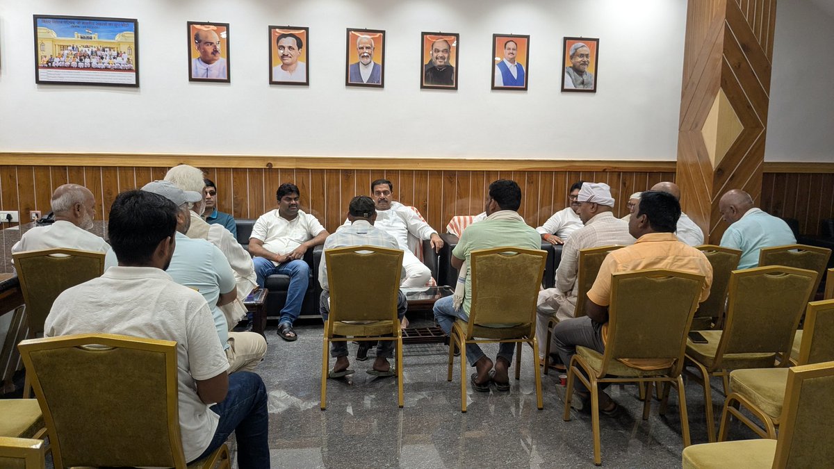 आज बंजरी स्थित आवासीय कार्यालय पर आगामी 2025 विधानसभा चुनाव को लेकर एक अहम बैठक का आयोजन किया गया।
इस बैठक में संगठन को मज़बूत करने, जनसंपर्क को धार देने और क्षेत्रीय विकास के मुद्दों पर गहन मंथन हुआ।
युवा नेतृत्व, बूथ स्तर की सक्रियता और जमीनी कार्यकर्ताओं की भागीदारी को लेकर भी
