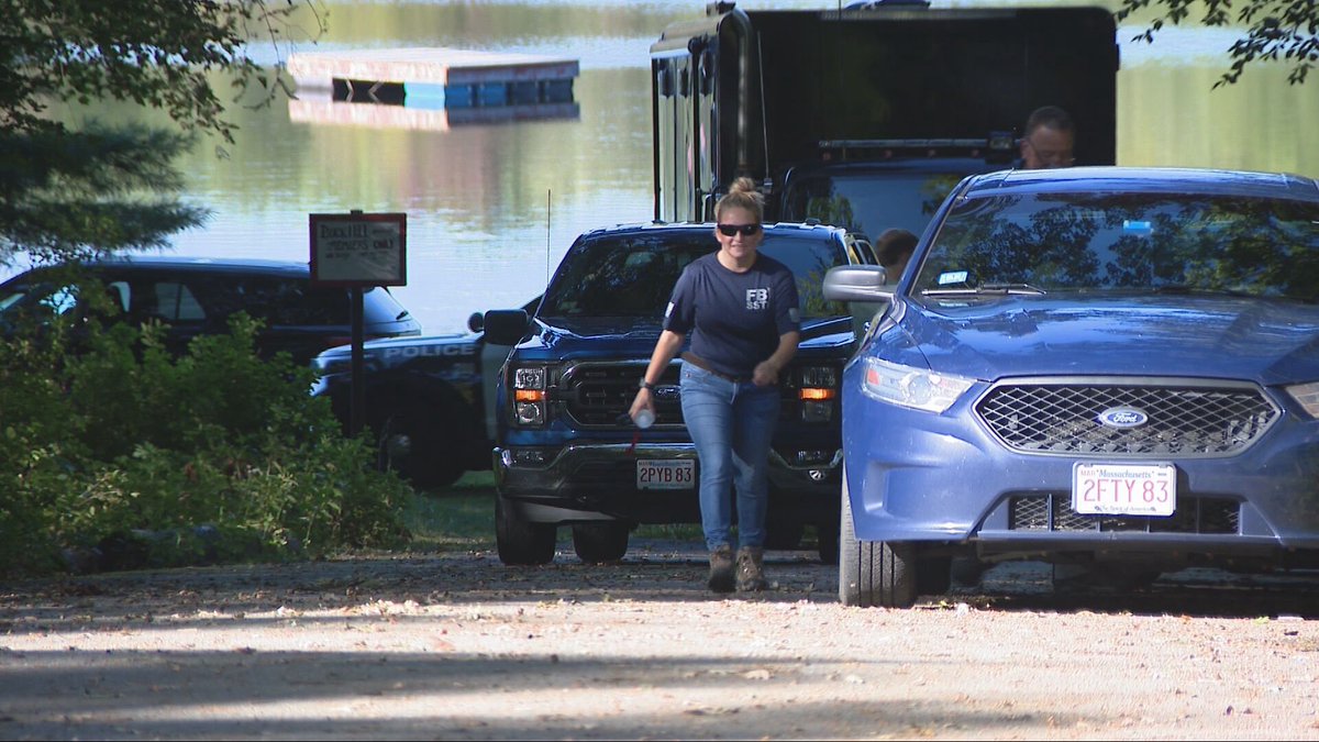 NBC10_Mario's tweet image. FBI Agents spend hours searching a Burrillville pond. @_kbenoit is live on @NBC10 Sunrise with what neighbors are saying and what we know so far

turnto10.com/news/local/fbi…