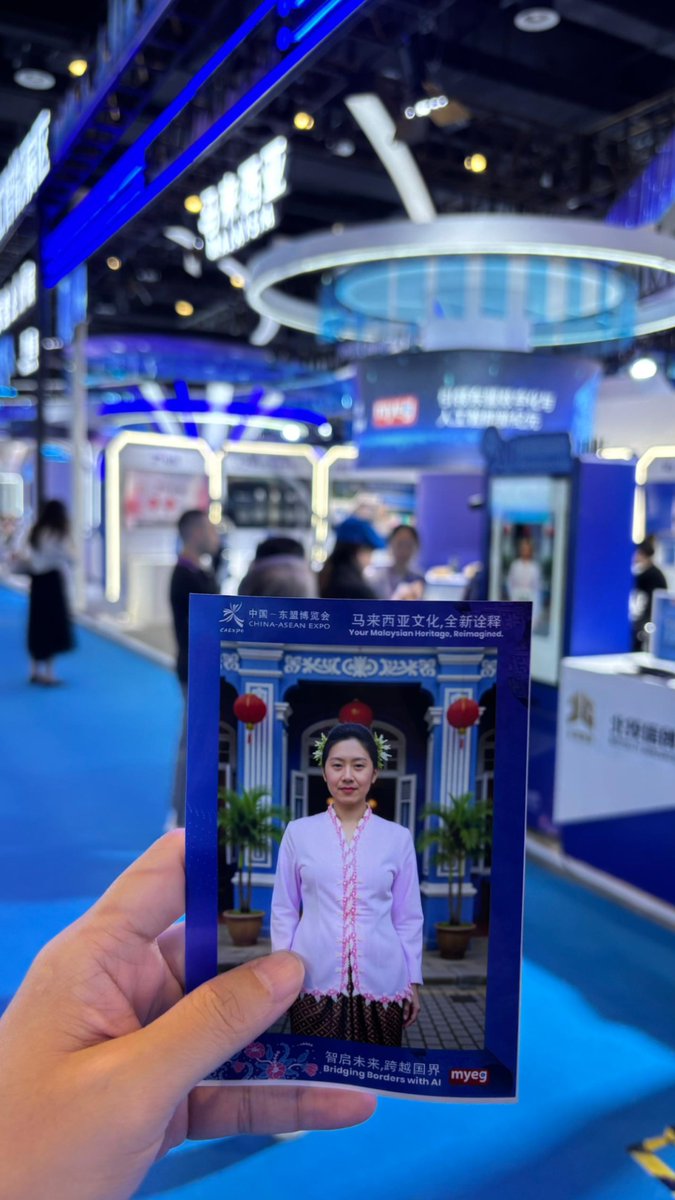 各位 2025 年中国—东盟博览会的来宾们，大家好！👋 想来点有趣的文化体验吗？

快来我们的人工智能与东盟企业馆展位，体验我们的 AI 照相亭吧！我们的 AI