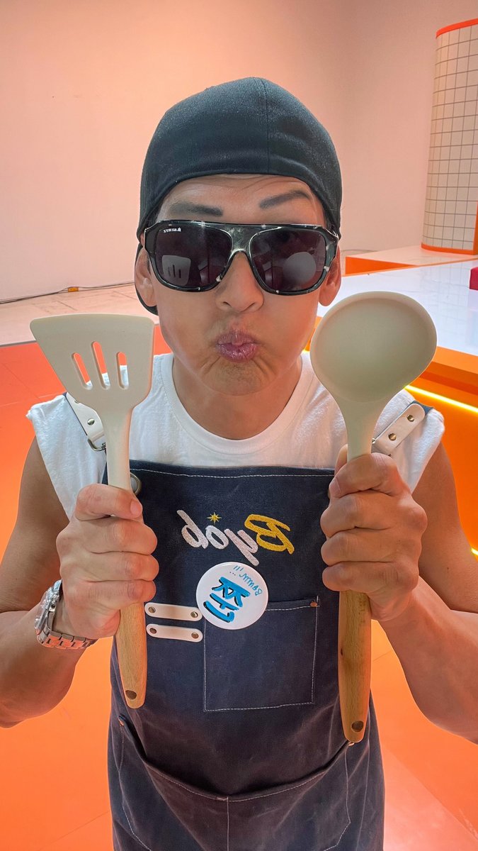 johnmaat_officl's tweet photo. BYOB 시즌 3를 함께 즐겨주신 시청자분들께 드리는 쭌브라의 마지막 선물🎁

15화동안 챌린지도 하고 요리도 하고 토크도 했는데
마지막까지 음식 만들어주는 쭌브라 셰프👨‍🍳
(착한 시청자들 눈엔 진짜 보임)

😎BYOB 잊지 말고 있기~ 몬지알지?🔥

🔗https://t.co/FWTC8CfyK8

#BYOB #박준형 #브라이언 https://t.co/EUM2YwAutX