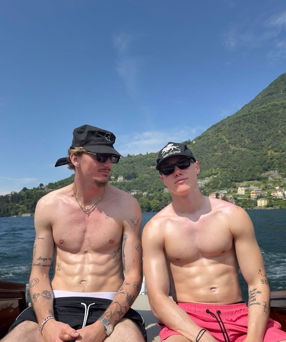 나물이가 뉴캐슬 출신 백인블론드스트라이커 수집가였다고? 누나 속물이야?