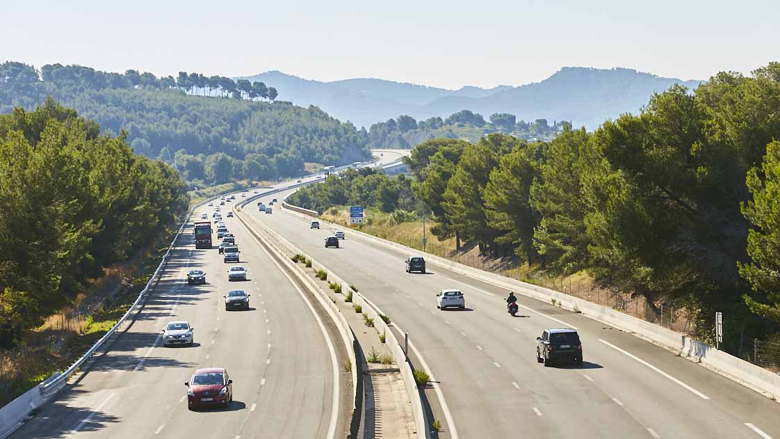 Sur l'autoroute pour circuler en sécurité, il faut respecter les limitations de vitesse et les distances de sécurité. Pour rappel, il faut laisser 2 bandes blanches entre vous et le véhicule qui vous précède. #A9