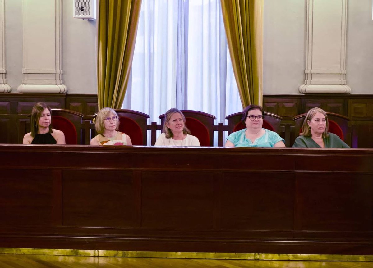 Ayer, en la Mesa Técnica para la Prevención del Suicidio, arte y emoción se unieron para recordarnos algo vital: hablarlo salva vidas. 💜

Poesía, música y el corto “Heroína” nos invitaron a tender la mano y escuchar.

El silencio nunca es la respuesta. #UnidasPodemos