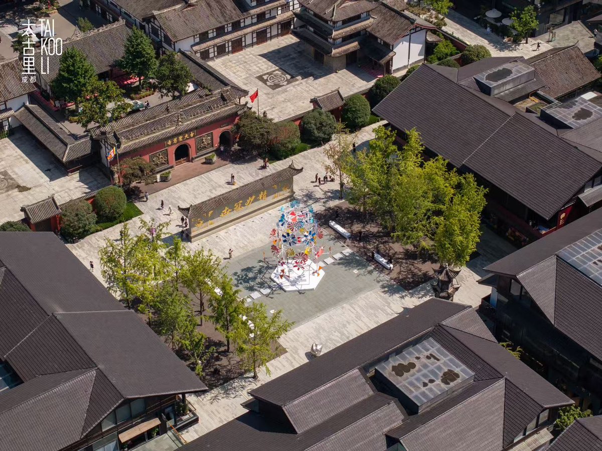 Chengdu_China's tweet photo. Chengdu #TaikooLi welcomes autumn in style 🍂✨
Discover Take Flight, a soaring 10-meter installation by British artist duo Isabel + Helen.
📅 Sept 19 – Oct 12
📍 Taikoo Li
#Chengdu #ArtInstallation #TakeFlight #IsabelandHelen https://t.co/Wc3VFxAefC