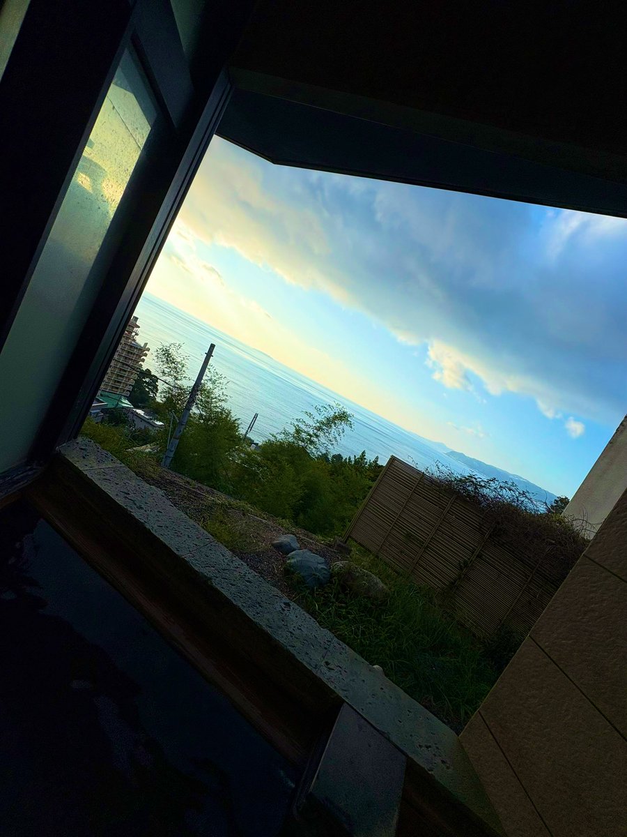 umemintu_hrak's tweet image. 彼の実家のお墓参りのついでに熱海と沼津旅行行ってた♨️
旅館の露天風呂も、行く先々でのご飯も、ご実家でのご飯もどれも最高だったんだけど2日目夜にまさかの利き手小指の爪全剥がれして病院に駆け込むことになった😇
爪剥がしが拷問になり得る所以がよく分かった😇
いい大人が激痛に転げ回った😇