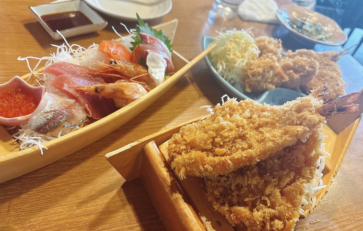 umemintu_hrak's tweet image. 彼の実家のお墓参りのついでに熱海と沼津旅行行ってた♨️
旅館の露天風呂も、行く先々でのご飯も、ご実家でのご飯もどれも最高だったんだけど2日目夜にまさかの利き手小指の爪全剥がれして病院に駆け込むことになった😇
爪剥がしが拷問になり得る所以がよく分かった😇
いい大人が激痛に転げ回った😇