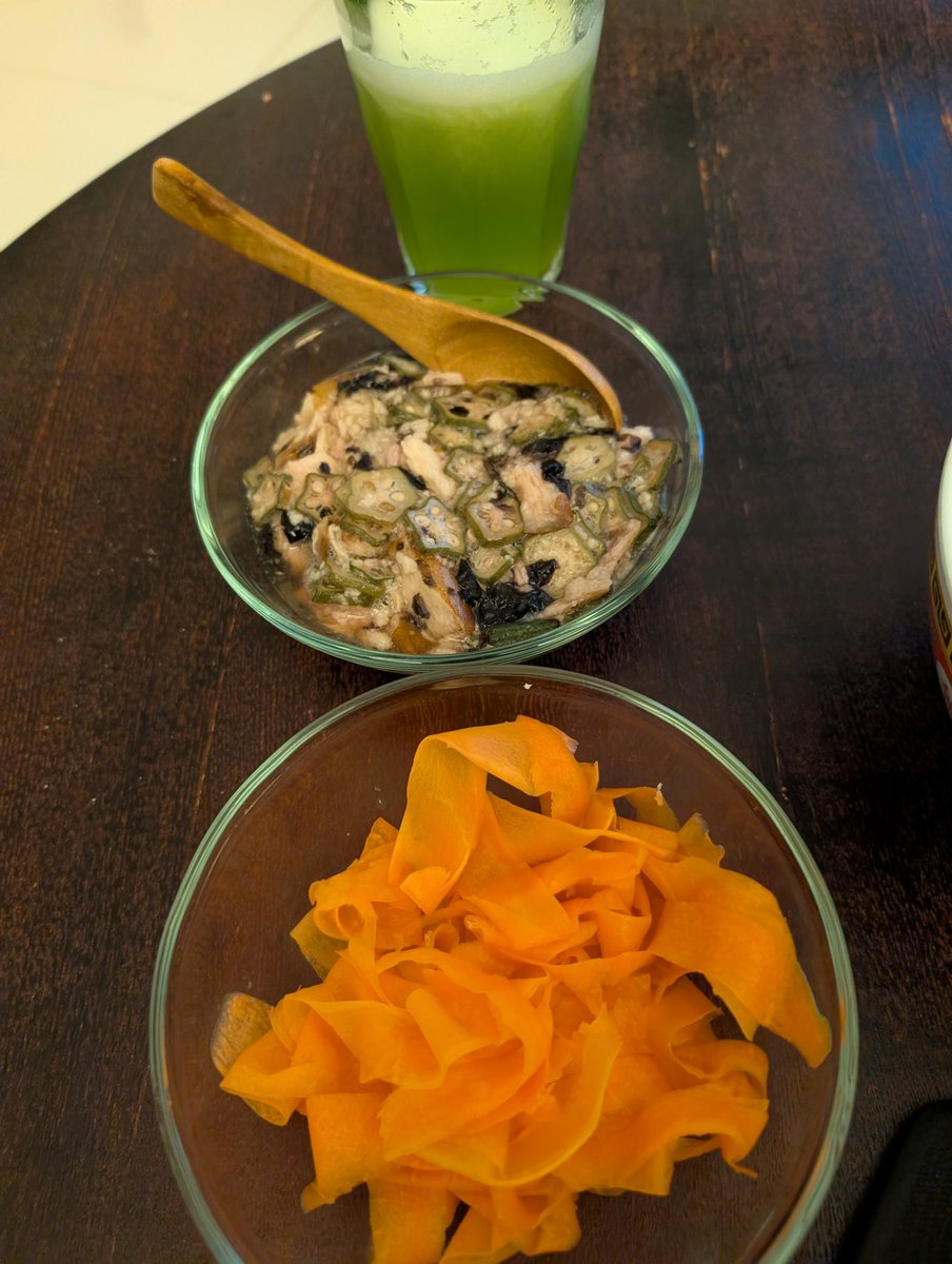 BlueHeartsUWS's tweet image. Carottes râpées in simple apple cider vinegar/lemon zest/salt. #NoAddedSugar but honey might give a nice sweetness. Next time.
Okra/Mountain yam/seaweed mix w/ homemade dashi/soy/vinegar. This needs work. I need some extra flavor to it. Sesame oil? Garlic? I tried wasabi before