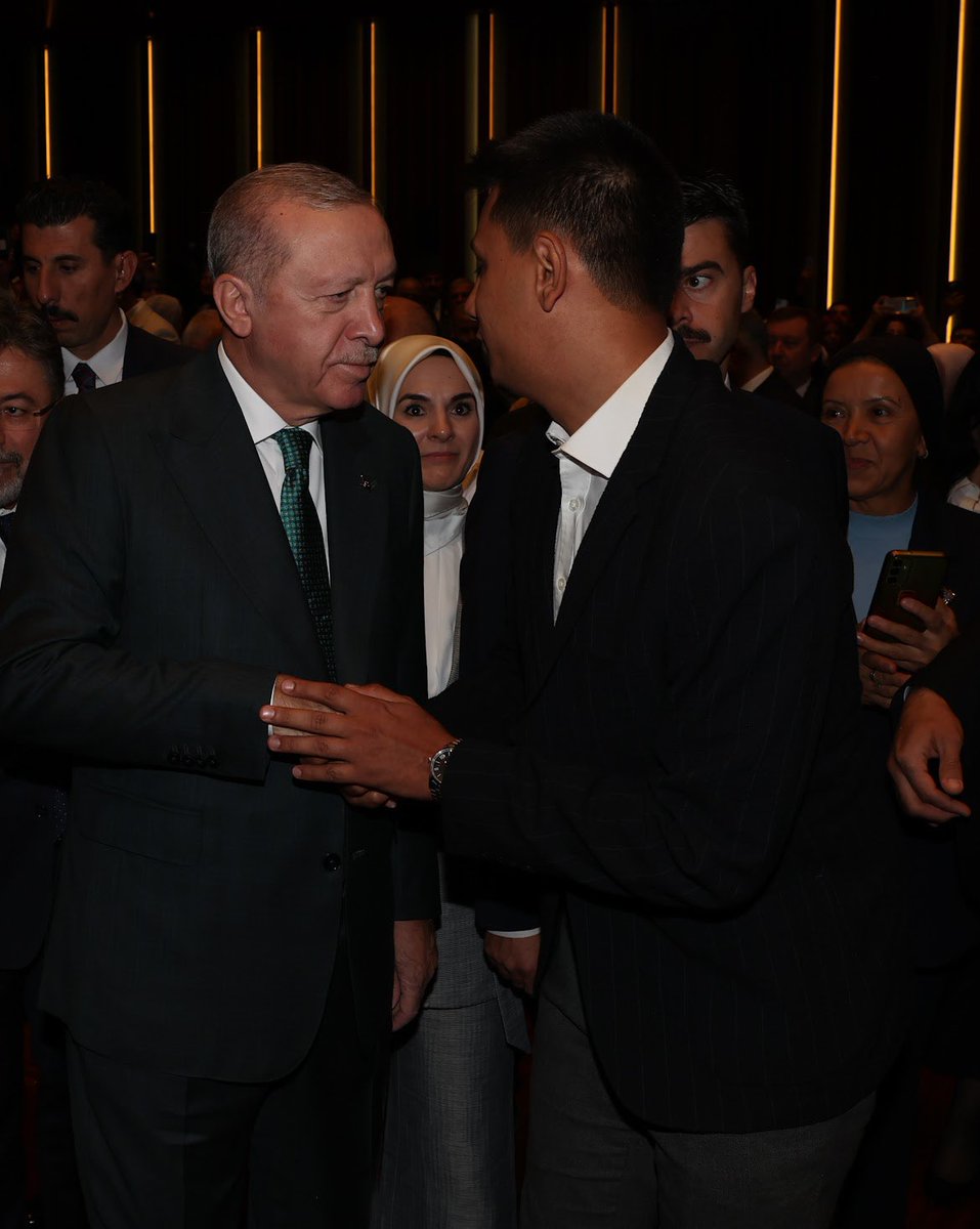 📍 Cumhurbaşkanlığı Külliyesi 

Sayın Cumhurbaşkanımız <a href="/RTErdogan/">Recep Tayyip Erdoğan</a>’ın teşrifleriyle düzenlenen gazi ve şehit yakınları atama törenine katıldık. Aziz şehitlerimizin emanetini korumak, kahraman gazilerimizin duasını almak bizler için en büyük onurdur. 🇹🇷