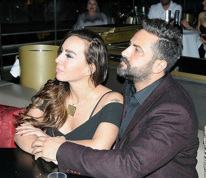 Asena Çakmak-Hasan Dere çiftinden boşanma açıklaması ♦️8 yıl boyunca sürdürdüğümüz evliliğimizi bir süre önce yine aynı sevgi, saygı ve dostlukla yasal olarak noktaladık. 
♦️Hala birbirimizi çok seviyoruz, her zaman yan yana, dost ve arkadaş kalmaya devam edeceğiz.
♦️Sebebi
