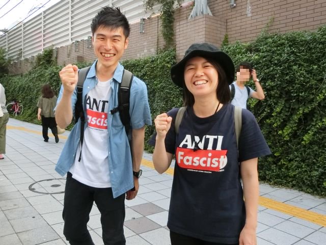 共産党の山添拓先生、こんないい笑顔でANTIFAシャツを着ておられたのに、なぜ、ポストを削除してしまったのでしょう？
なお、このANTIFA（暴力的極左グループ）シャツは、C.R.A.C.（旧レイシストをしばき隊）が作ったものだったと、私は記憶しておりますが……。