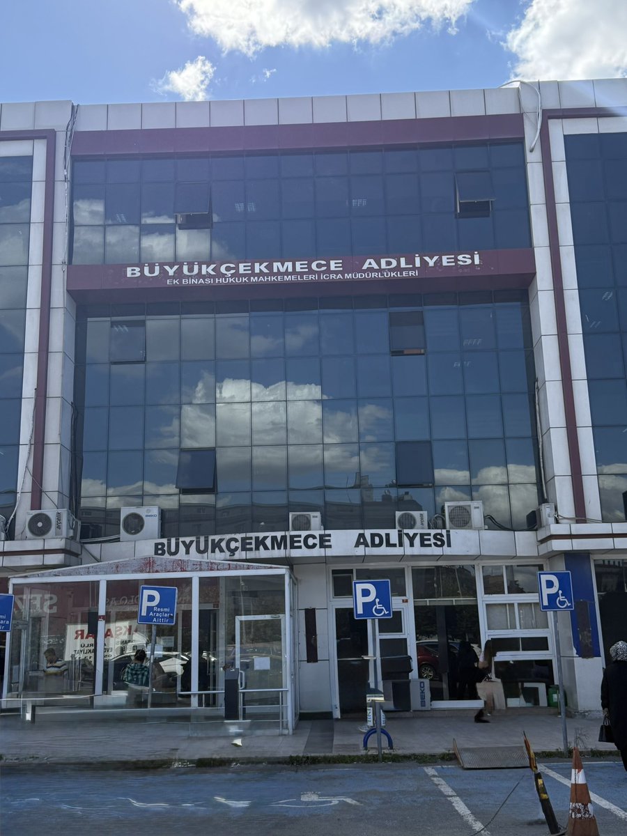 2018’de açtığım boşanma davası için, adliyeden başka her şeye benzeyen bir binadayım. Bir boşanma dosyasının 7 yıl sürmesini asla kabullenemiyorum. Her iki taraf da kendisine yeni hayatlar kurdu ama resmi olarak hâlâ evliler. Aile Hukukuna mutlaka yeni düzenleme getirilmeli!