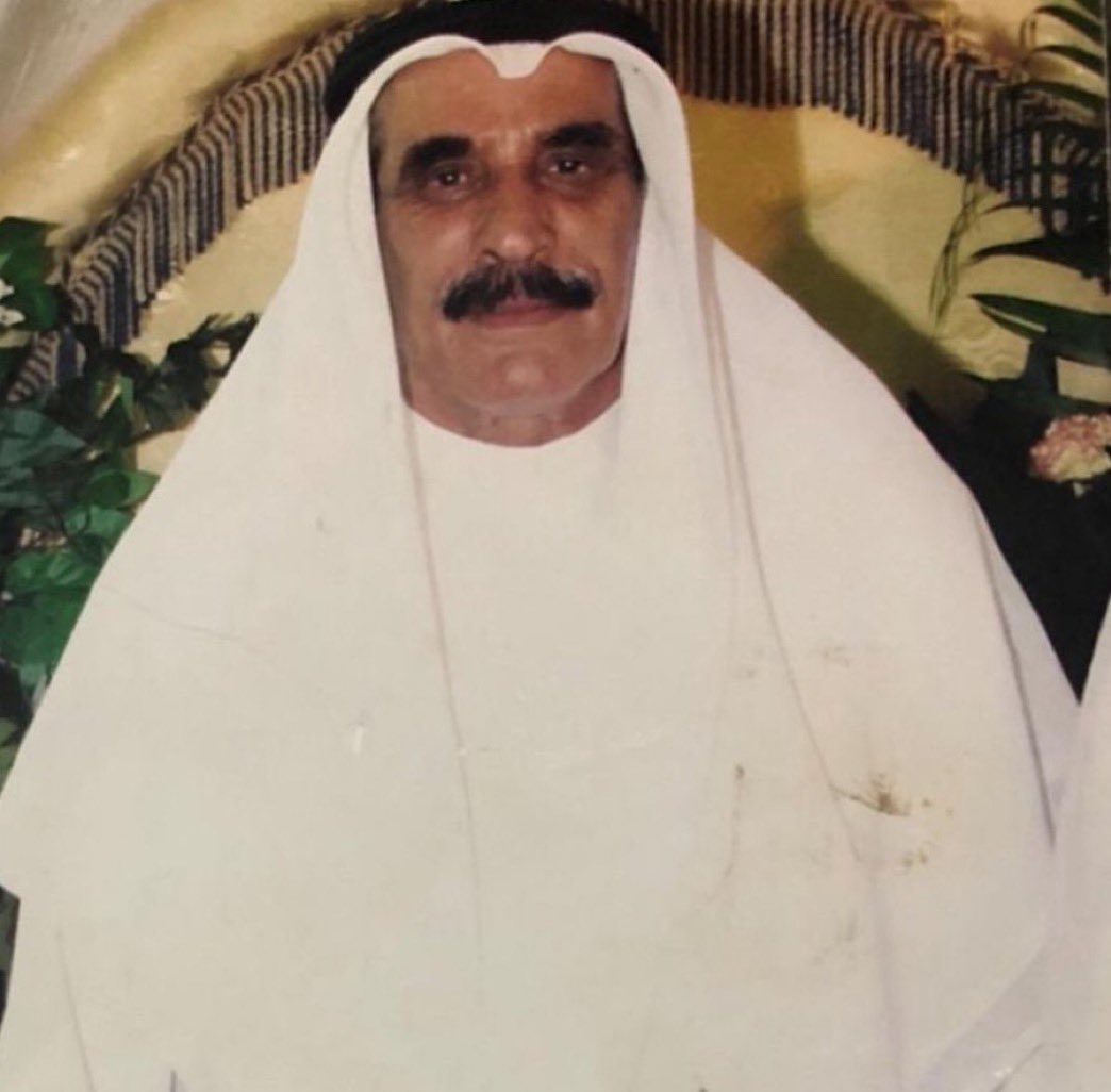 daweishalanazy1's tweet photo. @aliowaid 
@bo_aljod 
@anzah110 
العم مخلف المنصور العنزي: سيرة مجدٍ وشهامةٍ خالدة

ليس كل من يُذكر يُخلَّد، ولا كل من عاش بقي أثره شاهدًا على الأجيال. ولكن بين طيات التاريخ، تتجلى أسماء رجالٍ عظامٍ، اختاروا أن يكتبوا سيرتهم بأفعالهم، وأن يتركوا بصمتهم بأياديهم البيضاء ومواقفهم المشرفة. ومن هؤلاء الرجال الذين سمت بهم معاني الفروسية والشهامة، يبرز اسم العم مخلف المنصور العنزي، ذلك الأسد الوائلي الذي ظلّ عونًا للمحتاجين، وسندًا للضعفاء، وملاذًا لكل من طرق بابه في ساعة عسر أو ضيق.

رجل مواقف لا تُنسى

لقد كان – رحمه الله – مدرسةً قائمة بذاتها في المروءة والنجدة، فلا يُذكر إلا وتُذكر معه خصال الكرم والشهامة، ولا يروى عنه إلا ما يسرّ الخاطر ويثلج الصدر. عرفه قومه وأهل زمانه فارسًا مقدامًا، لا يتردد في نصرة الملهوف، ولا يلتفت إلى حسابات الدنيا حين يتعلق الأمر بواجبٍ أو نجدةٍ أو وقوفٍ مع المظلوم.

كان رجلًا لا يعرف معنى الانكفاء على الذات، بل عاش للآخرين كما عاش لنفسه، يرى أن قيمة المرء فيما يقدمه، وأن مجده فيما يتركه من أثرٍ خالدٍ بين الناس. فصار مضرب المثل في الفزعة والكرم، حتى عُدّ اسمه من تلك الأسماء التي تضيء سماء القبيلة والعشيرة كما تضيء النجوم صفحة الليل.

الفروسية خلقٌ قبل أن تكون سيفًا

ما أحوجنا في هذا الزمن إلى استحضار أمثال العم مخلف، لنعلم أن الفروسية ليست حكاية سيفٍ أو سرجٍ، ولا صورة فارسٍ يمتطي جواده فحسب، بل هي في جوهرها أخلاقٌ كريمة، ومواقف ناصعة، وكلمةٌ صادقة، ويدٌ معطاءة. وهذا ما كان يجسده – رحمه الله – بأبهى صورة. فكان فارسًا في مجلسه كما هو فارس في ميادين حياته، فارسًا في سلوكه كما هو فارس في عطائه، حتى غدا رمزًا خالدًا بين أبناء عنزة الوائلية.

إرثٌ خالد وذكرٌ باقٍ

ولئن غاب الجسد، فإن المواقف لا تغيب، وإن رحلت الأرواح، فإن الذكرى تبقى حاضرة. وما أطيب أن يُخلّد المرء بعمله لا بماله، وبمروءته لا بمكانته فحسب. والعم مخلف المنصور ترك إرثًا عريقًا لا يزول مع تعاقب الليالي، لأنه إرثٌ من الفضائل، وسيرةٌ من الصفحات البيضاء التي يحق لكل ابنٍ من ذريته وأهله أن يفاخر بها.

كلمة وفاء

رحم الله العم مخلف المنصور العنزي، فقد كان رجلًا تجتمع عنده معاني الكرم، والفروسية، والوفاء. عزاؤنا أنه ترك فينا من المواقف ما يرفع الهامة، ومن الذكر ما يخلّد اسمه في الصدور، ومن الدعاء ما لا ينقطع من قلوب محبيه. غفر الله له، وأسكنه فسيح جناته، وجعل قبره روضةً من رياض الجنة، وأبقى سيرته نبراسًا يُضيء الطريق للأجيال القادمة.

✍️ كتبه: ممدوح الدويش العنزي
📍 دولة الكويت – محافظة الجهراء

#ممدوح_الدويش_العنزي
#عدو_الذكاء_الاصطناعي_ممدوح_العنزي
#أمراض_الحضارة
#المعايير_المقلوبة
#نقد_القيم
#الحقيقة_والمزيف
#الاحتيال_ذكاء
#الانحلال_حرية
#الرذيلة_فن
#الاستغلال_معونة
#أزمة_القيم
#وعي_فكري
#عداوتي_مع_الذكاء_الاصطناعي
#وسأبقى_ندا_له_في_كل_صقع_وبقعة
#الفضل_الضائع_ووجع_الزمان
#أسطبل_العرين
#سداسي_العرين
#عراب_العرين_أبو_فيصل
#سباقات_الطائف
#فروسية_الميدان
#العرين_رقم_صعب
#حيهلا_بعراب_العرين
#من_الجهراء_للطائف
#الميدان_يشهد
#ميادين_العز
#الخيل_والرجال
#الفارس_إذا_جرى
