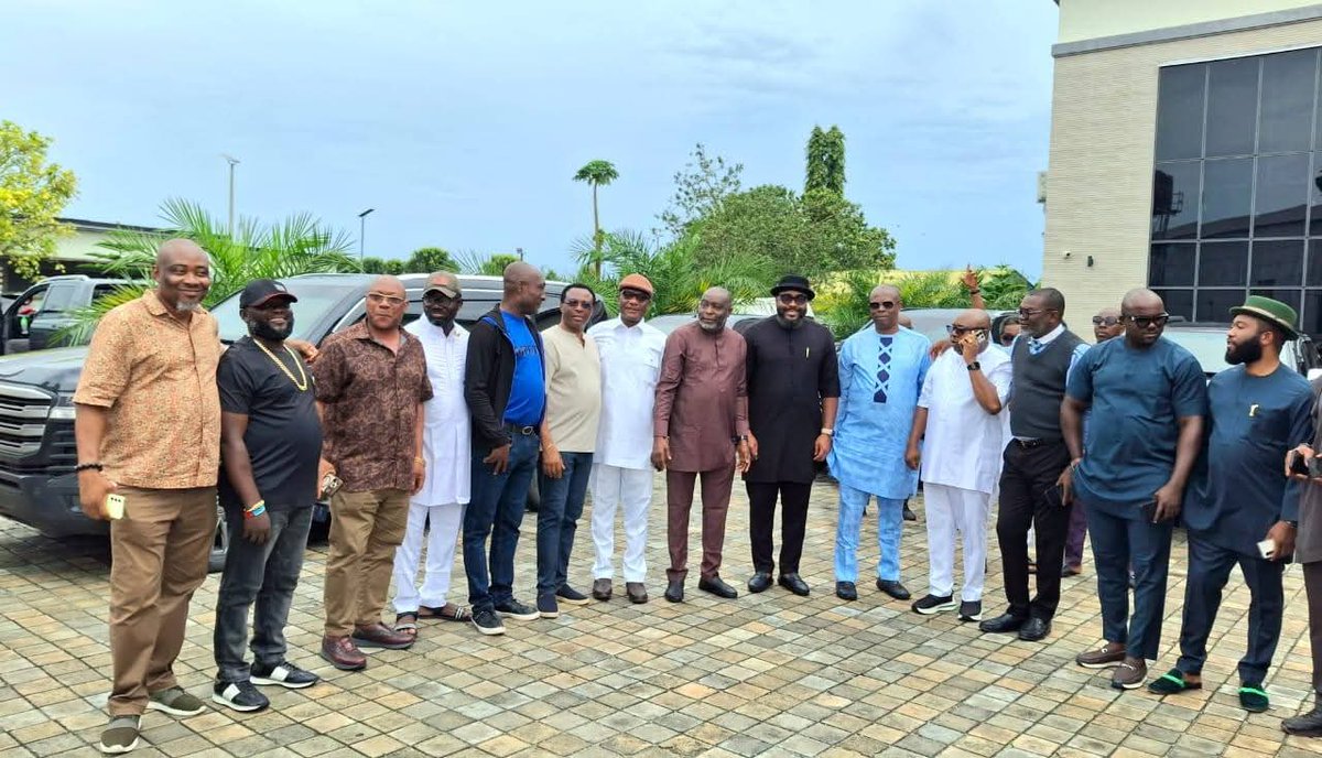 Big_Sinudo's tweet image. Awaiting the arrival of His Excellency, the Governor, Chief Ambassador Oji Ngofa and other prominent Rivers leaders are at the Port Harcourt International Airport.

#SimFubara