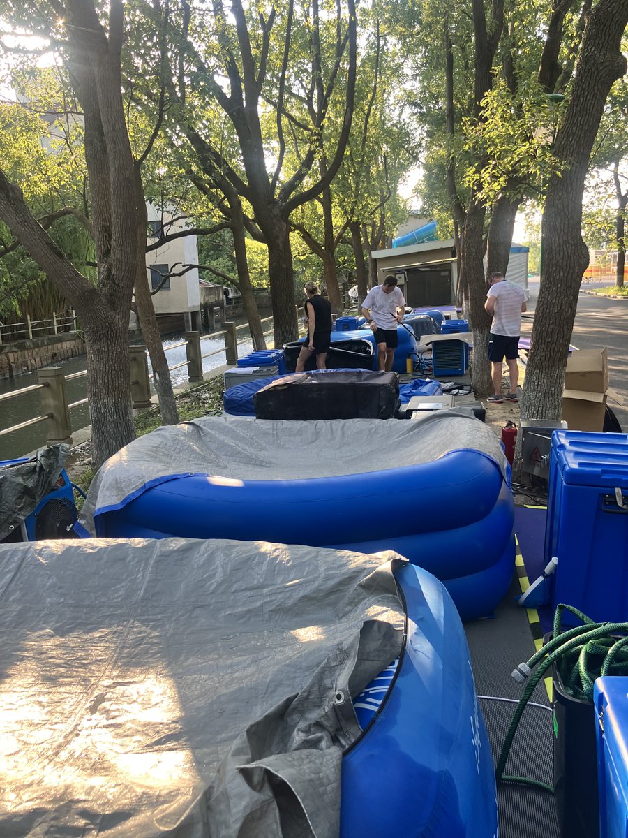 世界ローイング選手権開会、2日前。

プレ代表者会議。特段の話題はなし。World Rowingのエバさんの英語はいつと丁寧で理解し易い。

コーチの武田さんとチームドクターの中村さんがトレーニング。250m×12本、レスト45秒。

各国が持ち込んだアイスバス達。