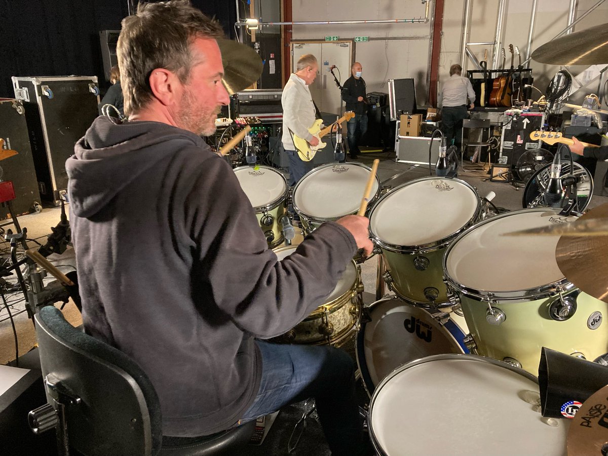 NMSOSOfficial's tweet image. Please join us in wishing Dom Beken, the Saucers keyboard wizard and sound designer, a very happy birthday! Here&apos;s Dom in a cheeky moment when the boss had popped out...