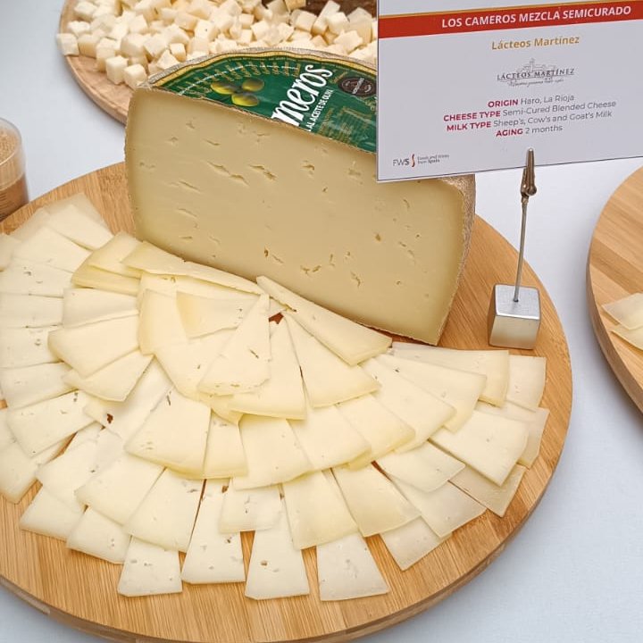 Ayer estuvimos junto con nuestro importador polaco en la jornada "Mmmme gusta España", organizada por el <a href="/ICEX_/">ICEX</a> en Varsovia.

El Queso de Mezcla Semicurado #LosCameros ocupó un lugar destacado: se encontraba en la mesa de los quesos premiados en los Cheese from Spain Awards 🥇
