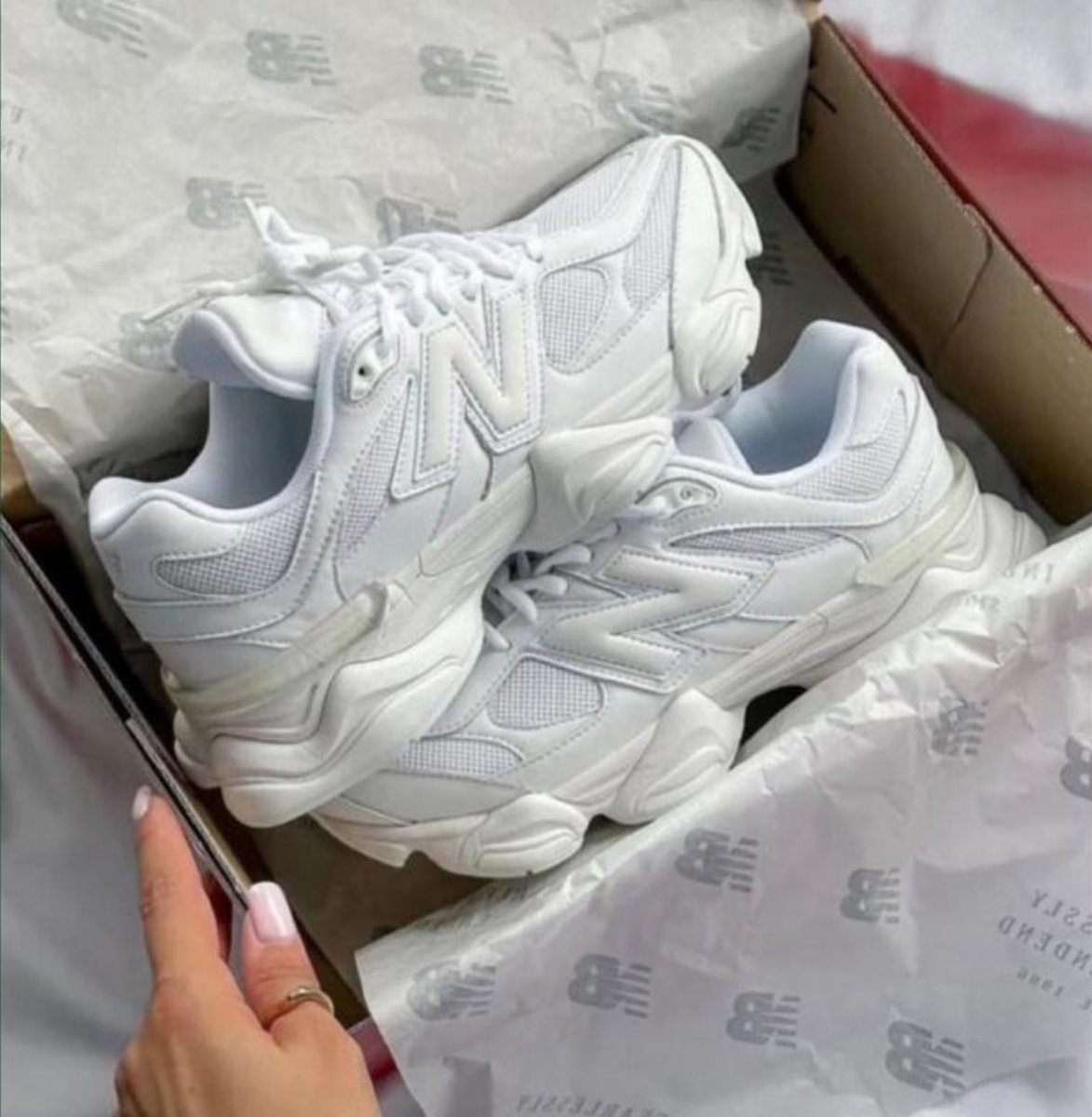 Anyone selling these shoes at an affordable reasonable price please and are readily available? 
Kindly retweet 🙏🏻