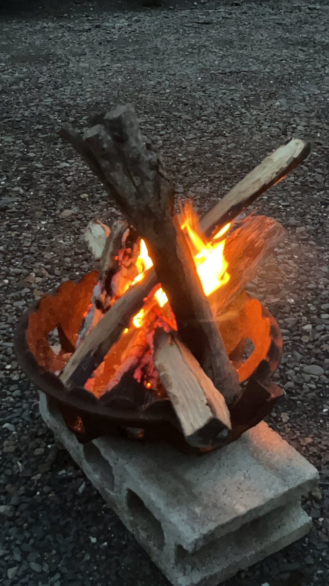 焚き火🔥
いいですねー、落ち着きまよね！
火は🔥心の曇ったものまで煙に変えてくれるのでしょうか😯