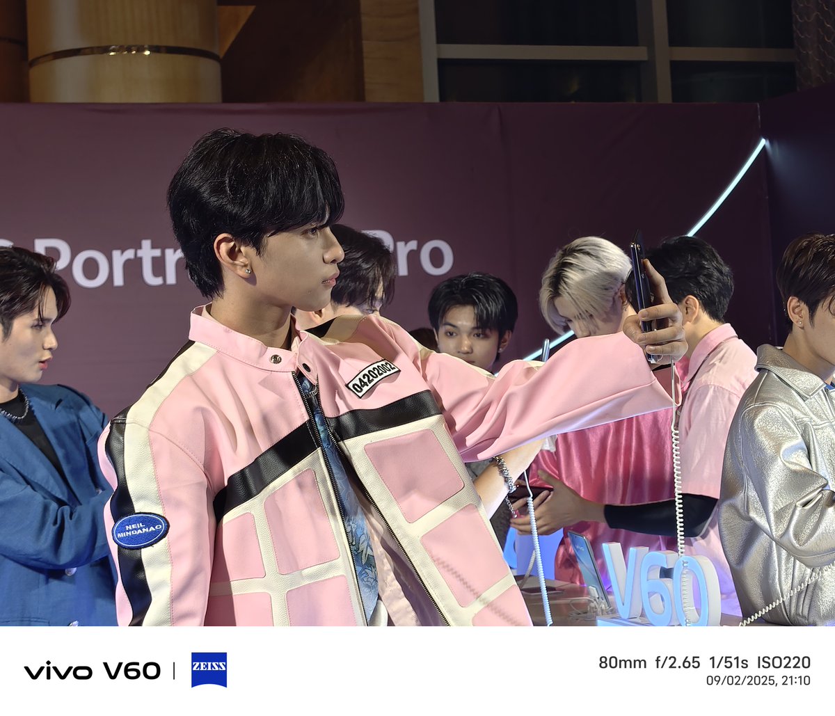 The <a href="/HORI7ONofficial/">HORI7ONofficial</a>  trying out the vivo V60 50MP ZEISS Selfie Camera! Who wants to see the result? Hmm.. 🤔

#vivoV60 #vivoZeissPortraitSoPro #vivoV60ZeissTelephotoSoPro