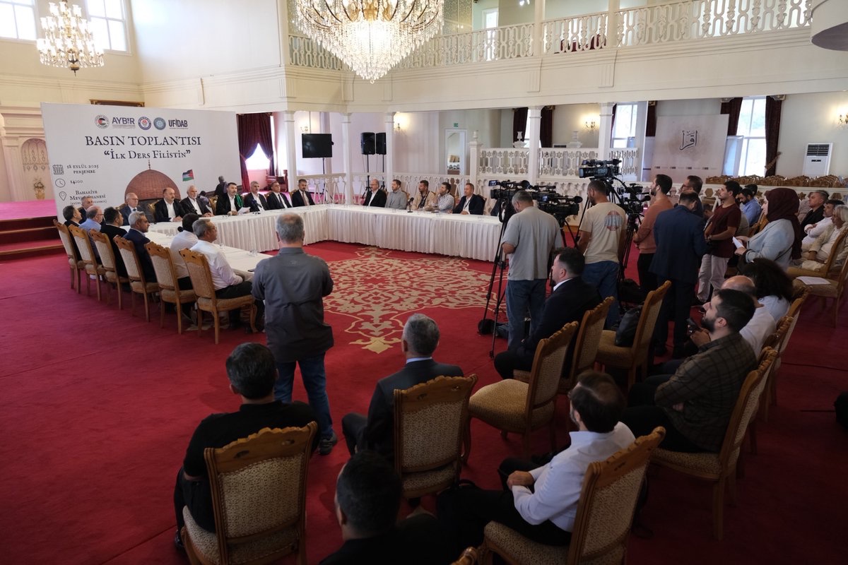 📢🇵🇸 2025-2026 akademik yılı başlarken, Filistin’e Destek Platformu, İslam Ülkeleri Akademisyen ve Yazarlar Birliği (AYBİR), Eğitim-Bir-Sen, Türkiye Maarif Vakfı ve Uluslararası Filistin Dayanışma Birliği (UFİDAB) olarak “İlk Ders Filistin” başlığıyla gerçekleştirdiğimiz basın