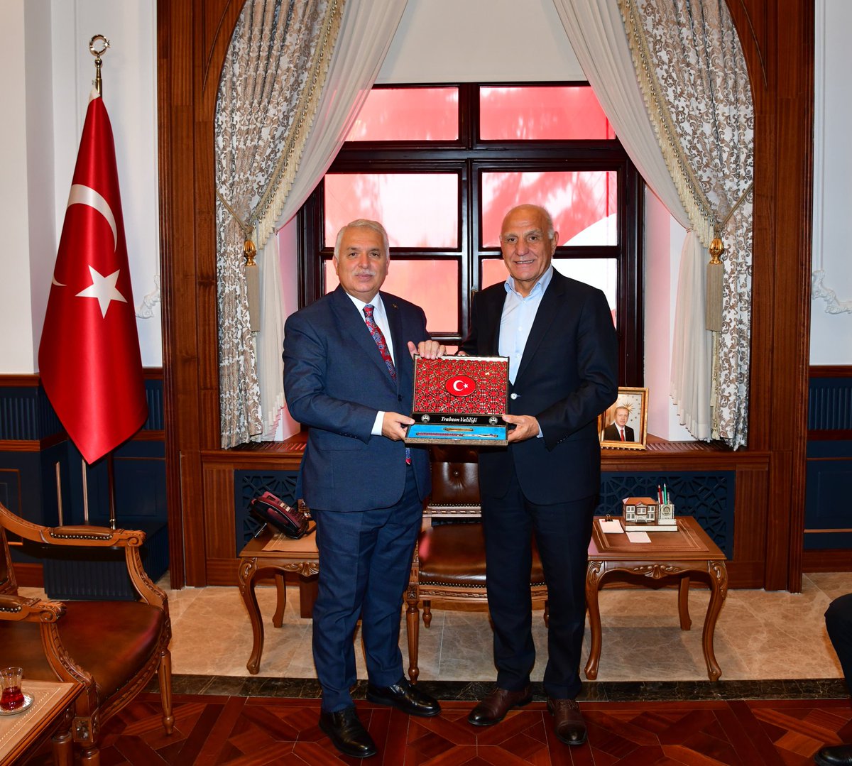 TrabzonValilik's tweet photo. Vali Aziz Yıldırım, Çebi Vakfı Yönetim Kurulu Başkanı Opr.Dr. Hilmi Çebi ve beraberindekileri makamında kabul etti. https://t.co/DTS1wtTave