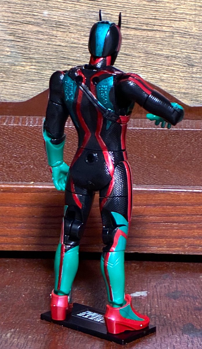 shayashi18's tweet photo. 装動　ゼッツ　なぜかこれだけフラゲできた
ゼッツドライバーの緑色はシールの残りを切り貼り
背中側は一切シール無いので塗装
触角は切って尖らせた！
稼働は標準的な装動だけど、造形がめちゃ良い！
カプセムの絵柄までシールで再現してるのが素晴らしい…！
#仮面ライダーゼッツ https://t.co/BGL623JwmR